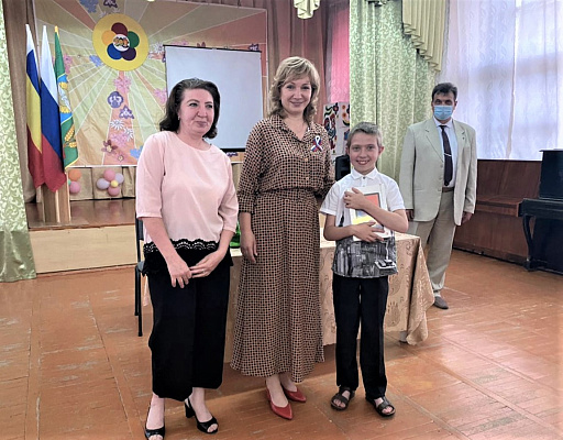 Лариса Тутова вручила детям из многодетных семей г. Сальска новые планшеты